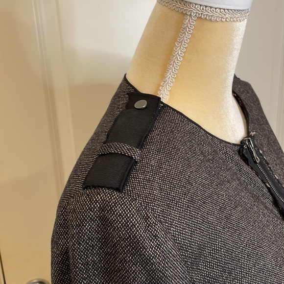 Elie Tahari Wool Jacket with reptile print silk lining - Picture 3 of 4